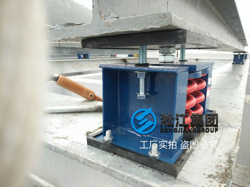 樓頂冷卻塔彈簧減震器安裝現(xiàn)場(chǎng)“這樣做就沒有震動(dòng)了” 樓頂冷卻塔彈簧減震器安裝現(xiàn)場(chǎng)“這樣做就沒有震動(dòng)了”